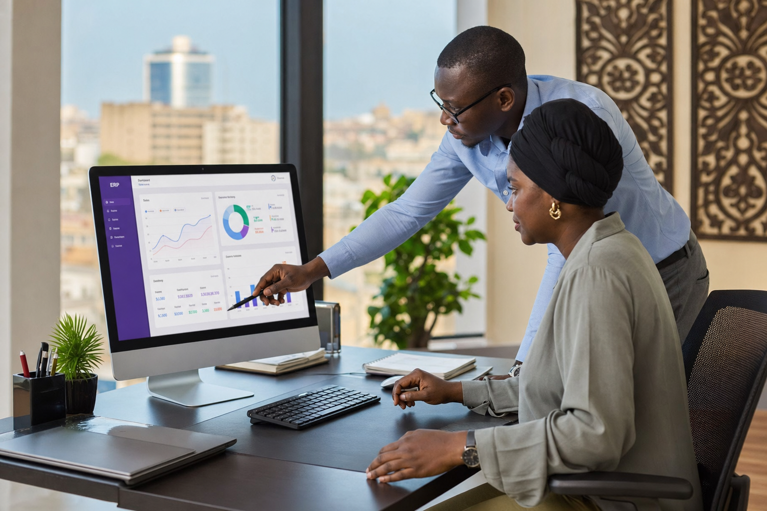 Consultants ASSIST devant un tableau de bord Odoo