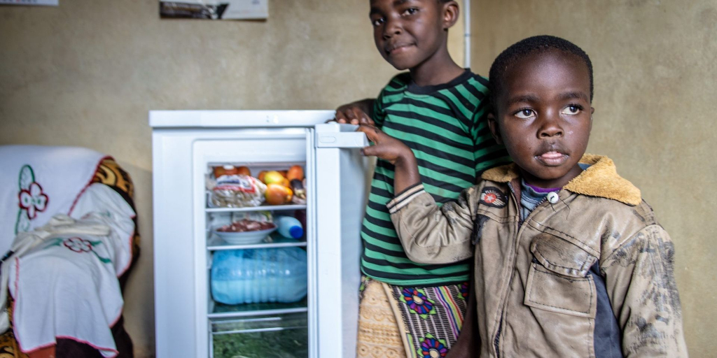 Famille utilisant un réfrigérateur FrigoLafia à la maison